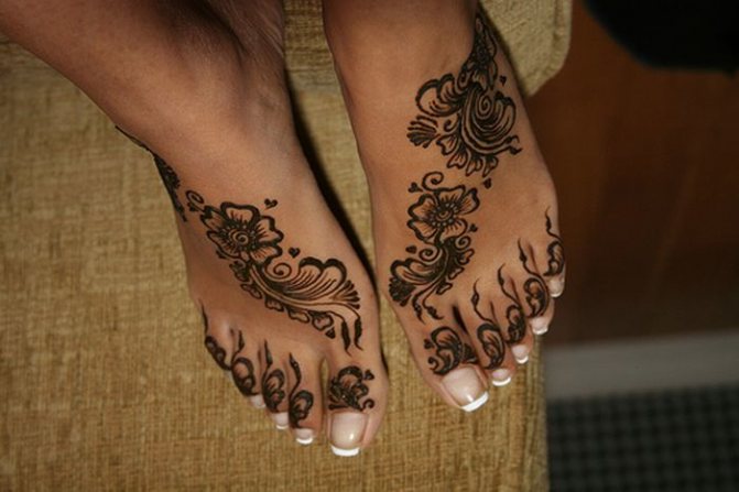 Beau mehendi sur les jambes