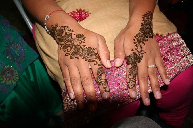Magnifique mehendi sur les mains
