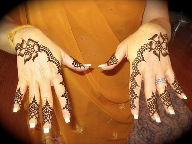 Magnifique Mehendi sur les mains