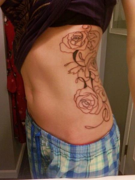 joli tatouage sur le côté