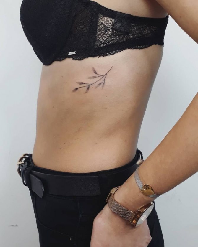 beaux tatouages sur les côtes des filles