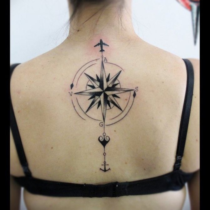 De beaux tatouages sur son dos