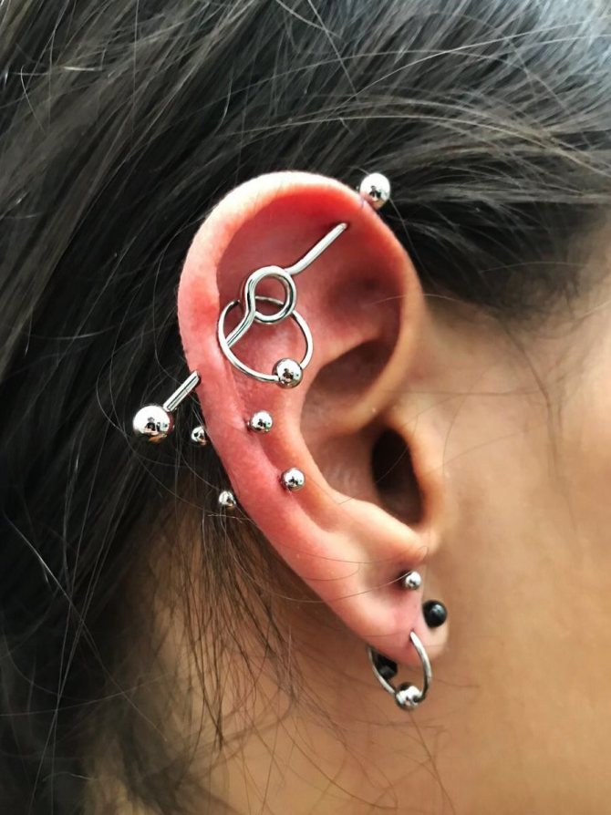 Beau piercing d'oreille industriel : boom en forme