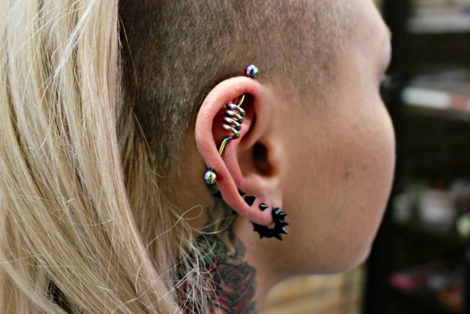 Magnifique piercing d'oreille de style industriel : Barbell torsadé