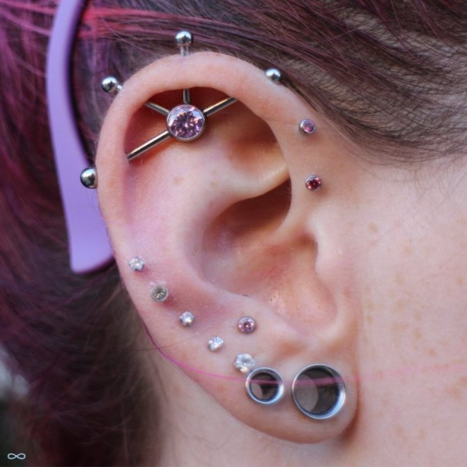 Beau piercing industriel : boucles d'oreilles à quatre trous