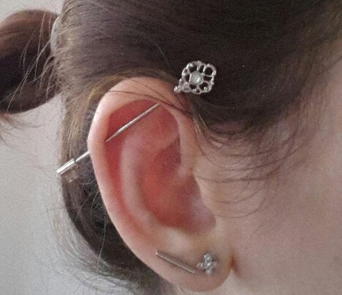 Beau piercing d'oreille industriel : barre cloutée