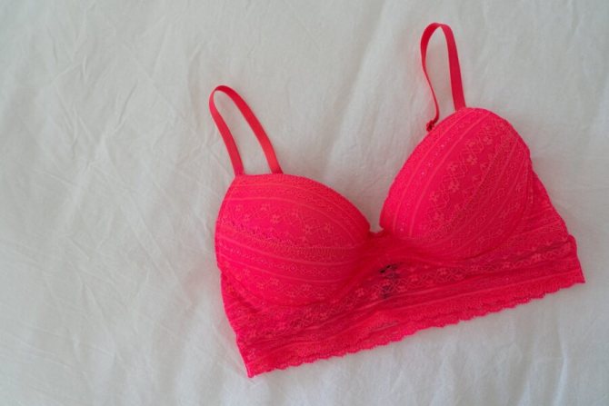soutien-gorge rouge