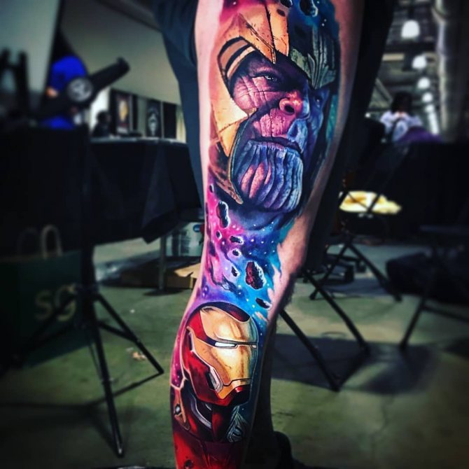Tatouage coloré de Thanos et Iron Man sur la jambe