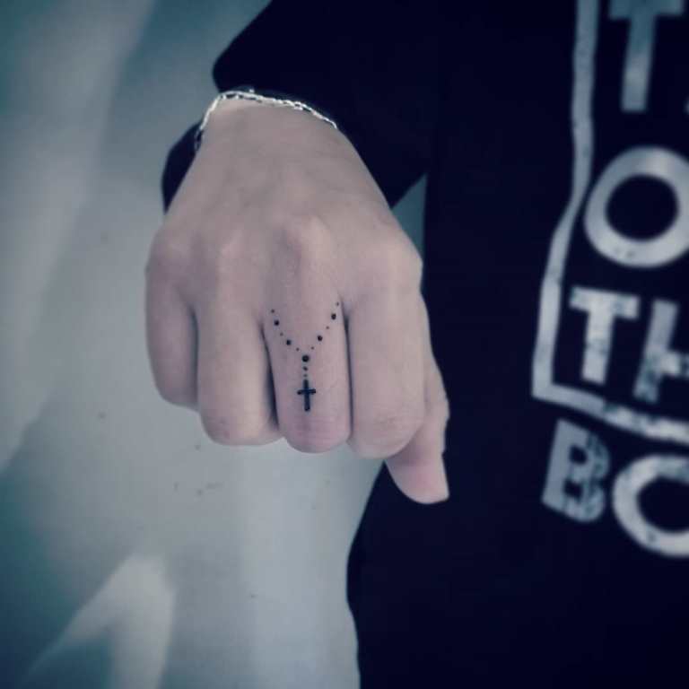 croix sur le doigt tatouage de croix