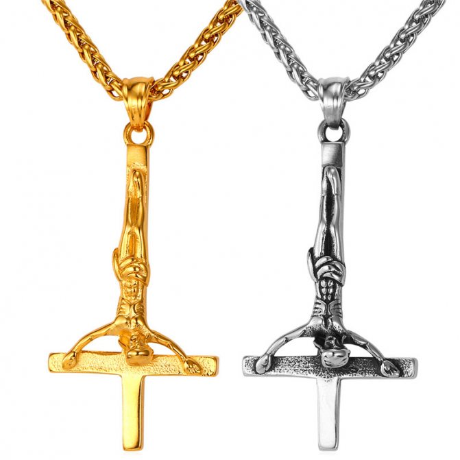 Croix de Saint Pierre en métal jaune et blanc.