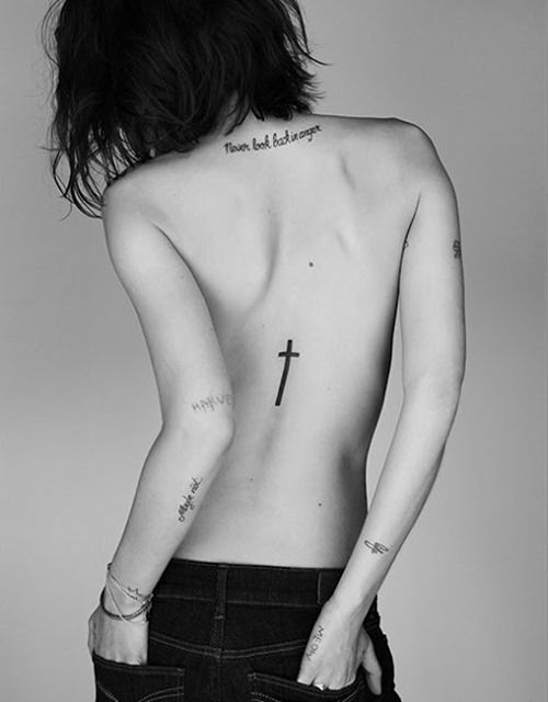 Tatouage d'une croix sur la colonne vertébrale