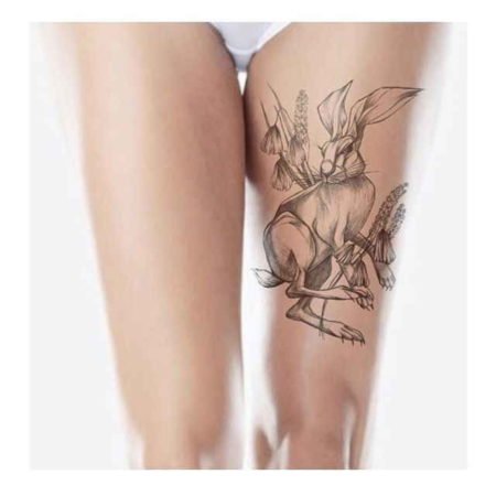Tatouage de lapin sur la hanche