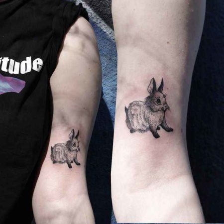 Tatouage de lapin sur les biceps
