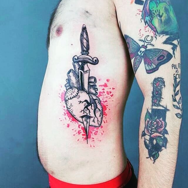 Tatouage d'un cœur sanglant et d'une dague