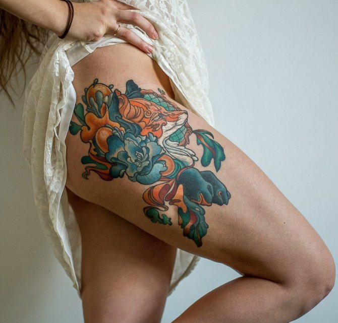 Un gros tatouage sur la cuisse est plutôt audacieux.