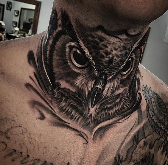 Grand tatouage en forme de hibou