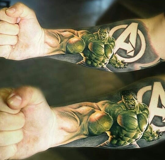 Tatouage cool de Hulk et logo des Avengers