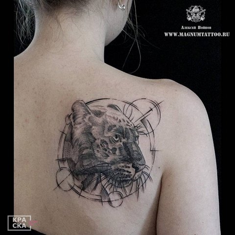 Tatouage cool de panthère sur le dos