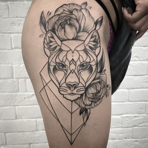 Cool panthère tatouage avec des fleurs sur la cuisse