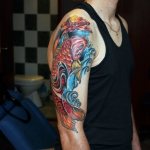 Tatouage cool sur l'épaule