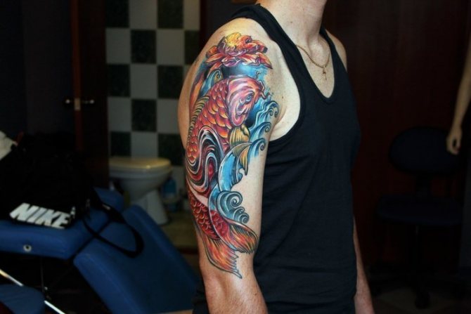 Tatouage cool sur l'épaule