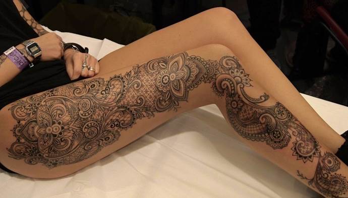 Dentelle sur la jambe
