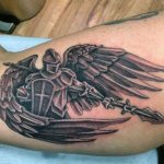 chevalier ailé sur le biceps