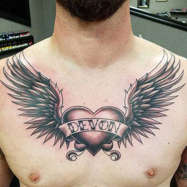 Tatouage d'ailes sur la poitrine