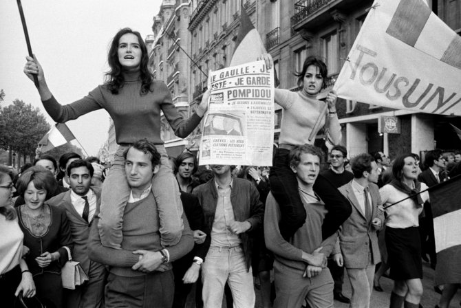 Poing, Victoire et Cœur sont des signes simples et directs. Qu'est-ce qui se cache derrière ?