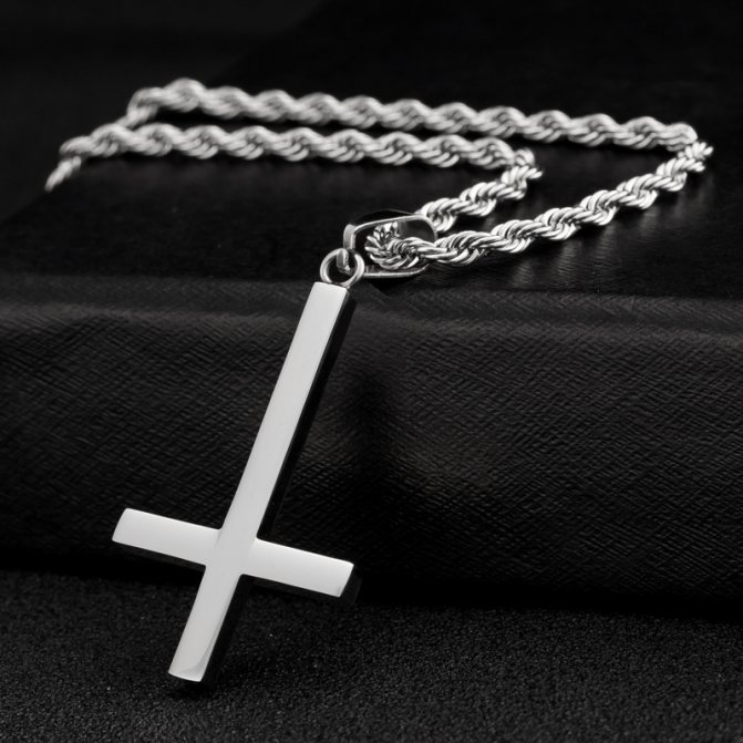 Pendentif croix inversée.