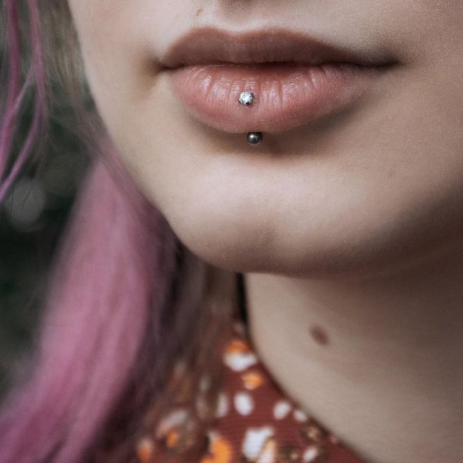 labret dans la lèvre