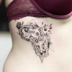 Tatouage au trait sur le côté