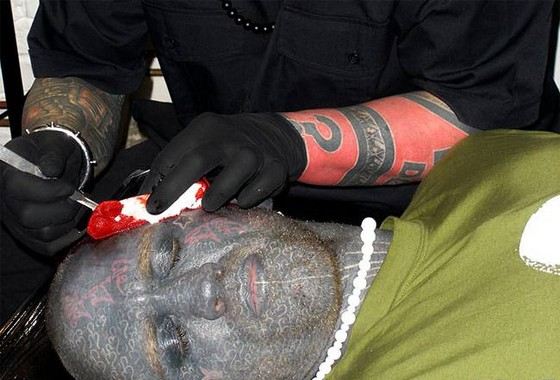Lucky Diamond Rich est l'homme le plus tatoué du monde. Des dessins recouvrent son corps de plusieurs couches