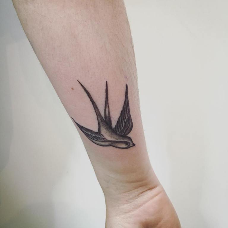 tatouage d'hirondelle