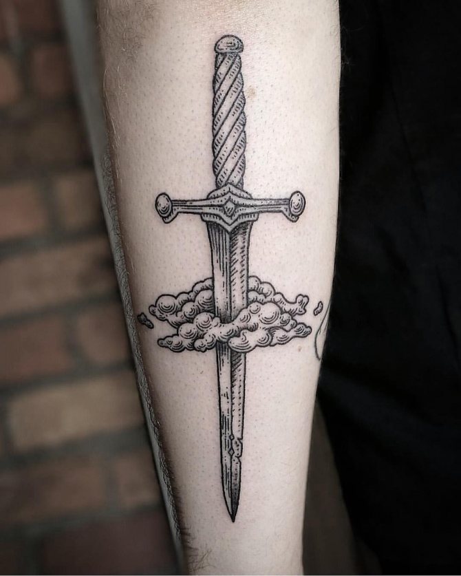 Tatouage de la dague légère dans les nuages