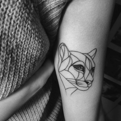 Tatouage léger de tête de panthère
