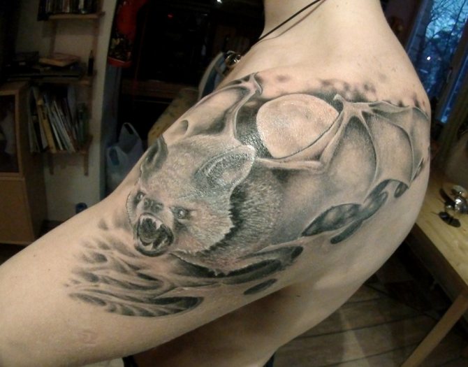 Un tatouage de chauve-souris associé à un vol nocturne