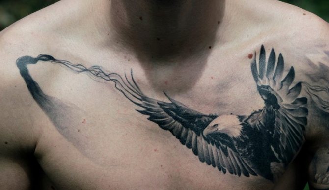 Aigle volant sur un tatouage