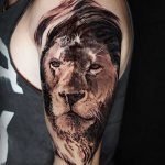 tatouage de lion sur l'épaule