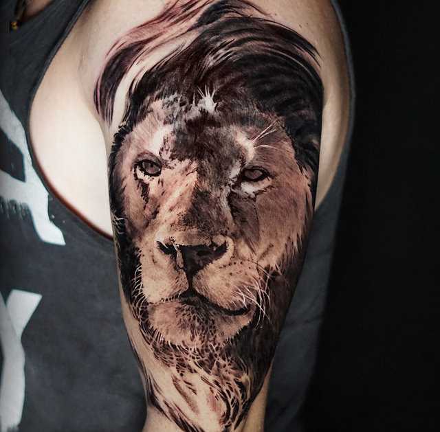tatouage de lion sur l'épaule