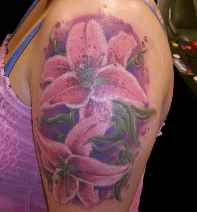 Tatouage de Lily sur l'épaule