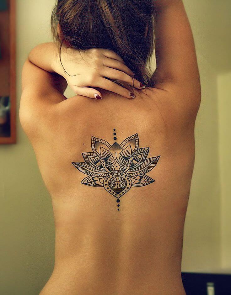tatouage de lotus sur le dos
