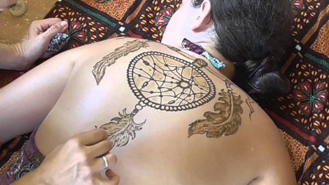 mehendi attrape-rêves sur le dos