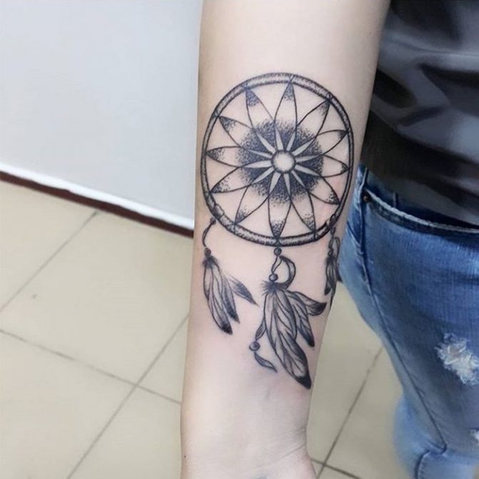 croquis de tatouage de capteur de rêves sur pinceau