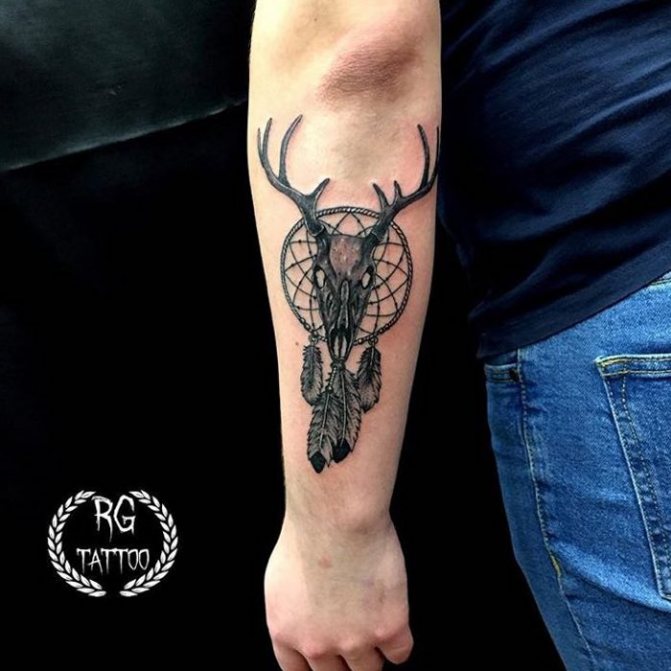 attrape-rêves tatouage renne à la main