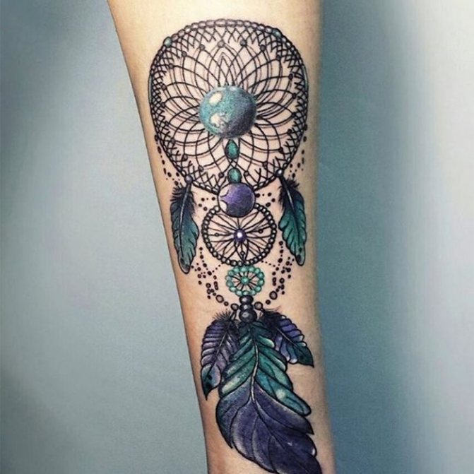 tatouage de capteur de rêves avec plumes