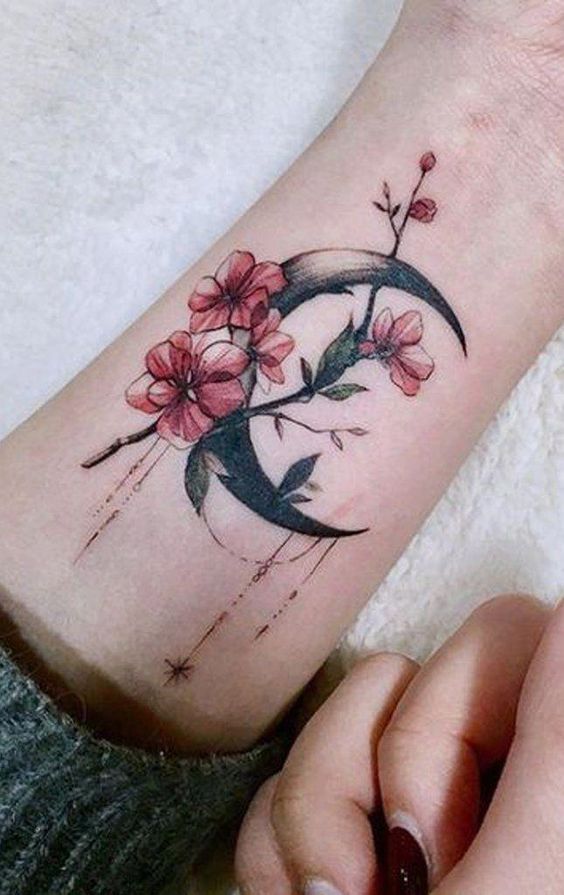 Lune et fleurs au poignet