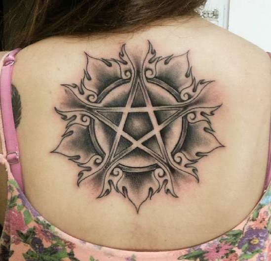 Pentagramme magique sur le dos d'une fille