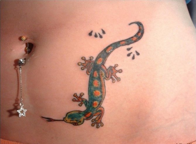Le tatouage d'un mignon petit lézard montrera que son propriétaire aime s'exprimer.