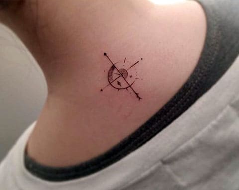 Petit tatouage de boussole sur le cou